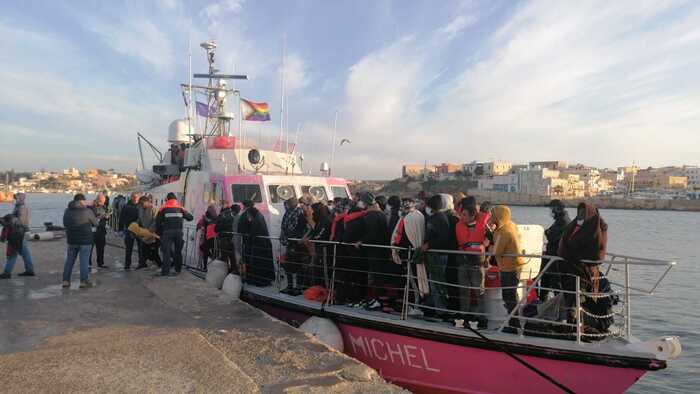 Diciotto sbarchi nelle ultime 24 ore a Lampedusa: intanto il governo consegna due navi ai libici