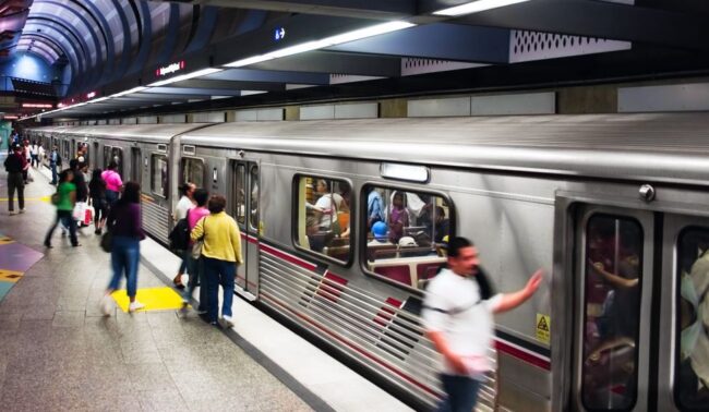 Comandante della Polizia metropolitana preso a pugni sul volto