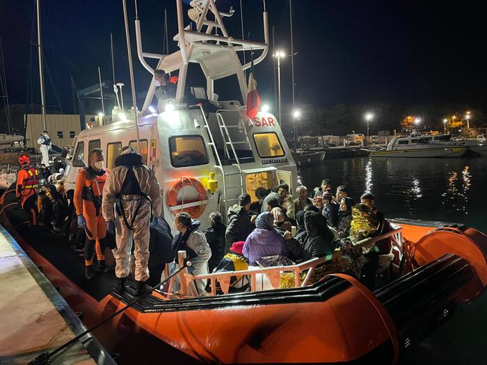 Oltre 200 migranti sbarcano a Lampedusa: saranno portati a Catania e Augusta