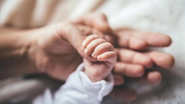 Colpita da malattia rara in gravidanza, lieto fine per una donna e i suoi due gemellini