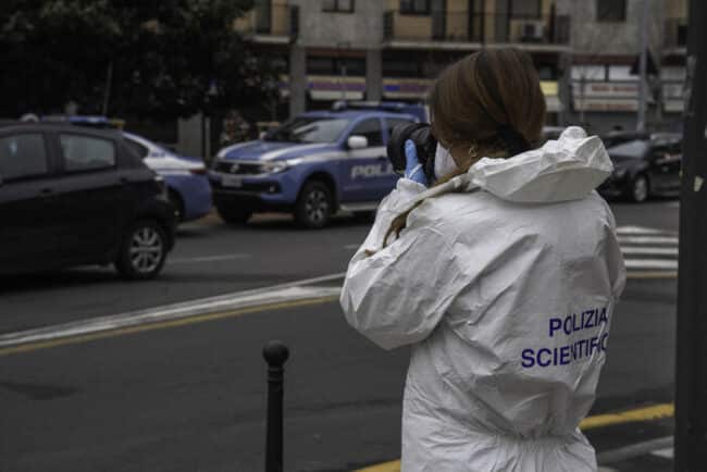 Colpo di carabina contro appartamento, una studentessa sfiorata dal proiettile: coinquilina sotto shock