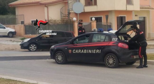 Lui la rifiuta e lei lo perseguita, arrestata una 25enne: vittima un operaio di Floridia