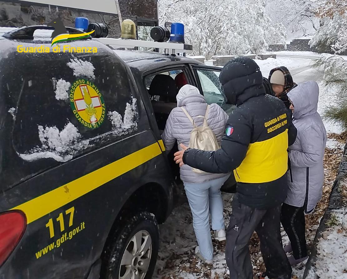 Pullman bloccato sull’Etna per la neve: soccorsi 50 passeggeri