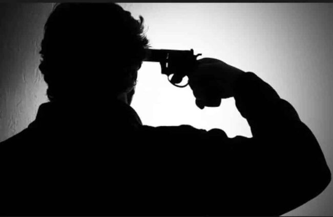 Shock nelle strade del rione di San Leone, estrae la pistola e si spara alla testa