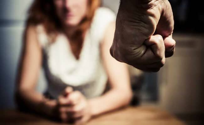 Picchia la sua ex per strada con la scusa di chiarire: arrestato 34enne a Belpasso