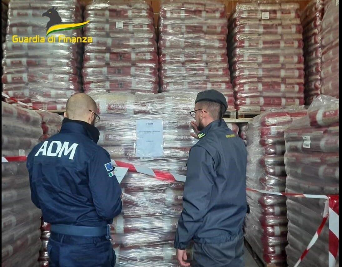 Sequestrate 54 tonnellate di pellet in arrivo dall’Egitto: denunciato il responsabile