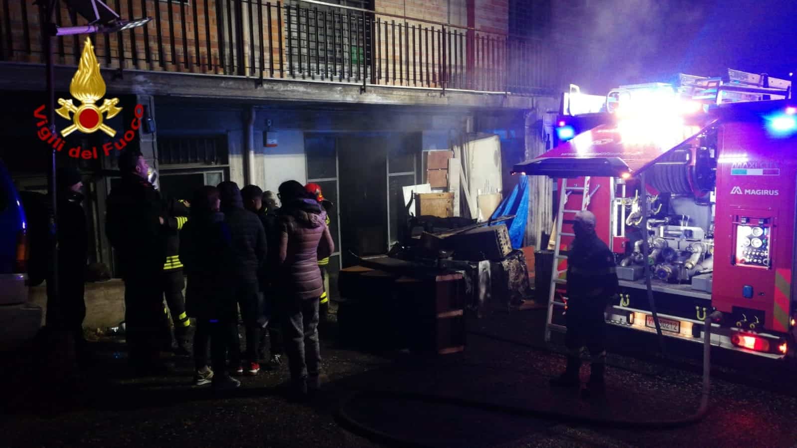 Incendio nel Catanese, deposito di mobili avvolto dalle fiamme – LE FOTO