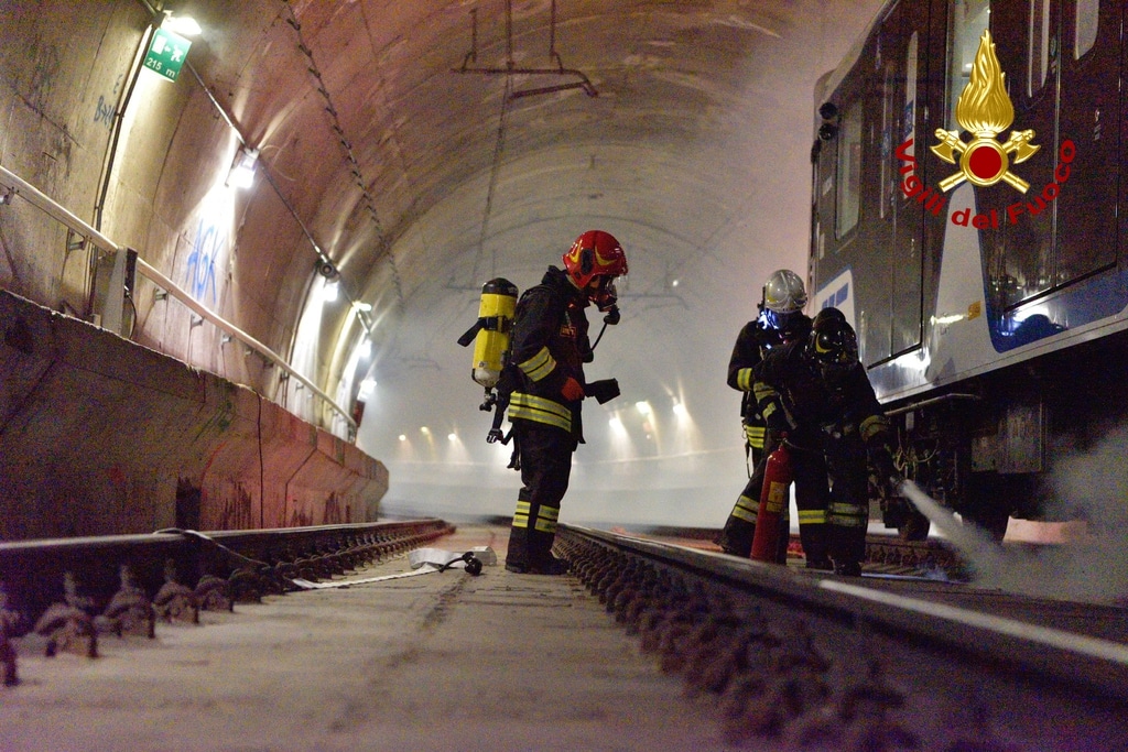 Metropolitana di Catania, treno bloccato durante un blackout: l’esercitazione dei vigili del fuoco – VIDEO