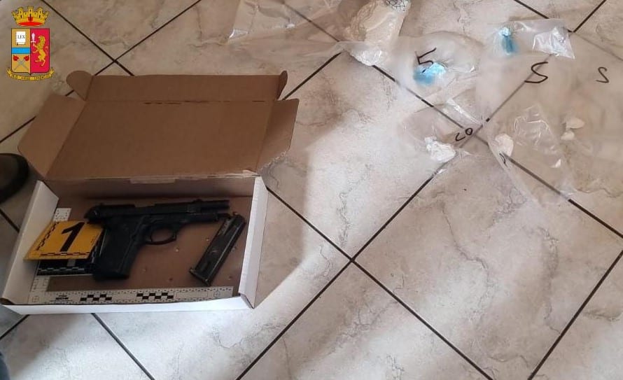 Catania, nascondeva in casa droga e pistola: arrestato spacciatore