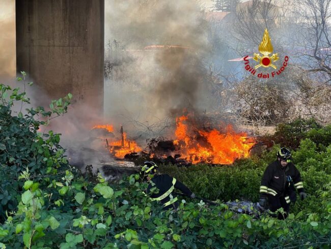 Copertoni e rifiuti in fiamme sotto il cavalcavia per San Giuseppe La Rena – VIDEO