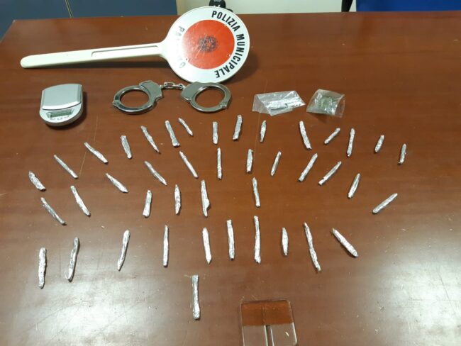 Giovane pusher sorpreso nuovamente a spacciare hashish: il plauso del sindaco alla polizia di Palermo