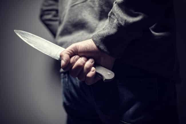 Tenta di accoltellare la moglie, donna portata d’urgenza in ospedale: marito ricercato