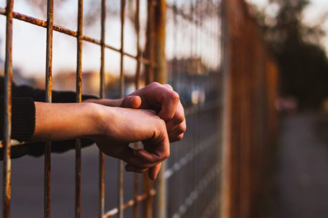Beccato con un cellulare in carcere, detenuto prende a calci e pugni gli agenti