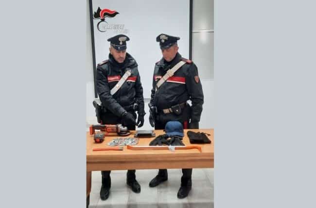 Fuggono a folle velocità per sfuggire ai carabinieri: 22enne arrestati, si cercano i complici – VIDEO