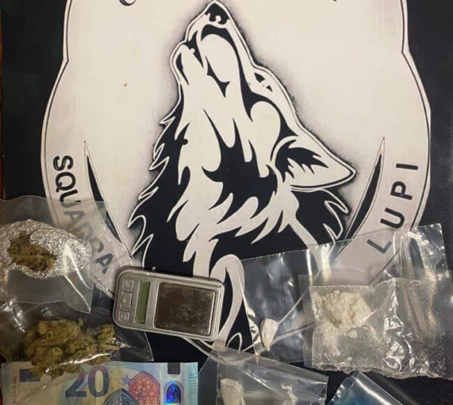 Spacciava e nascondeva droga dentro una caffettiera: arrestato giovane nel Catanese