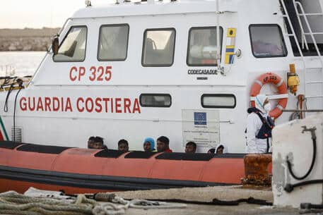 Oltre 400 migranti su un peschereccio soccorsi dalla Guardia Costiera: secondo intervento in poche ore