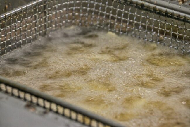 Si ustiona con l’olio bollente mentre frigge le crispelle: ventenne portato a Catania in elisoccorso