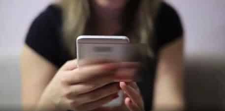 Abusi sessuali su due sorelle minorenni filmati con un cellulare: il video fa il giro dei gruppi WhatsApp
