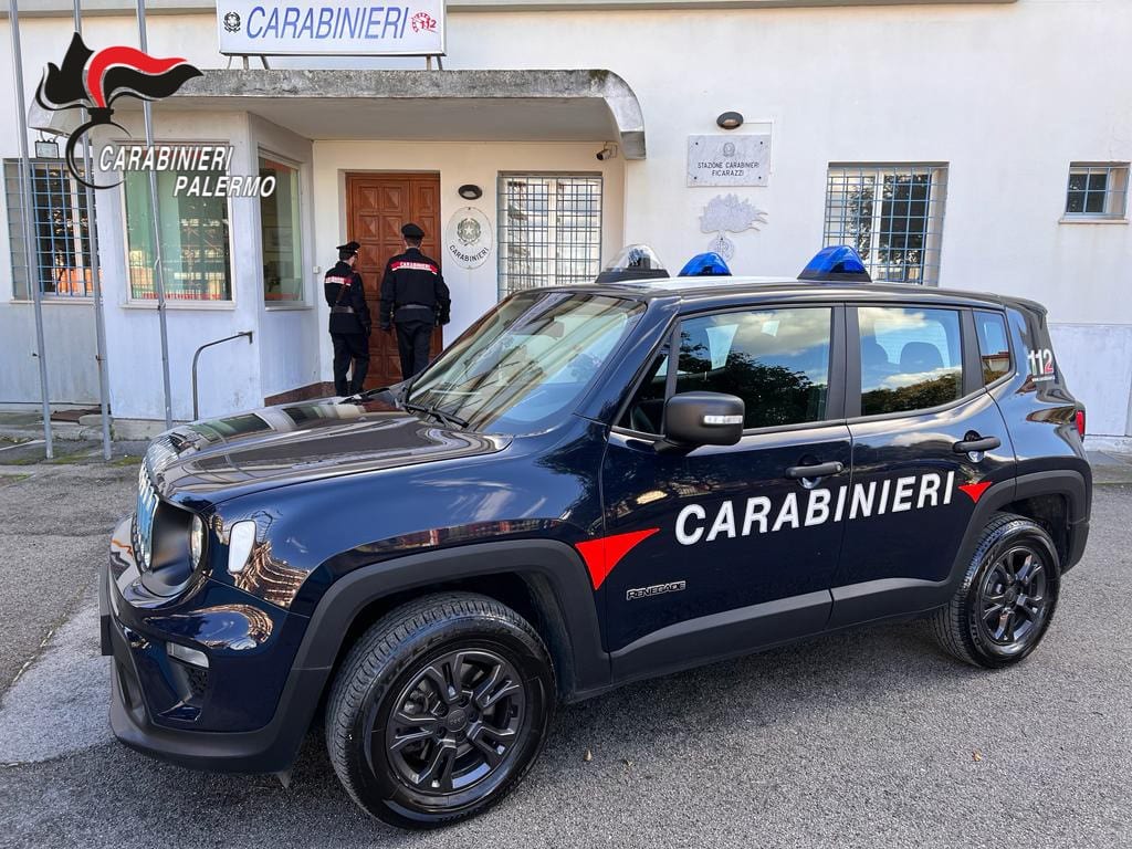 Incendiano l’auto di una donna e si dileguano: 2 arresti, beccati dalle telecamere