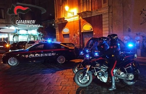 Attimi di paura a Catania, extracomunitario semina il panico tra automobilisti e passanti