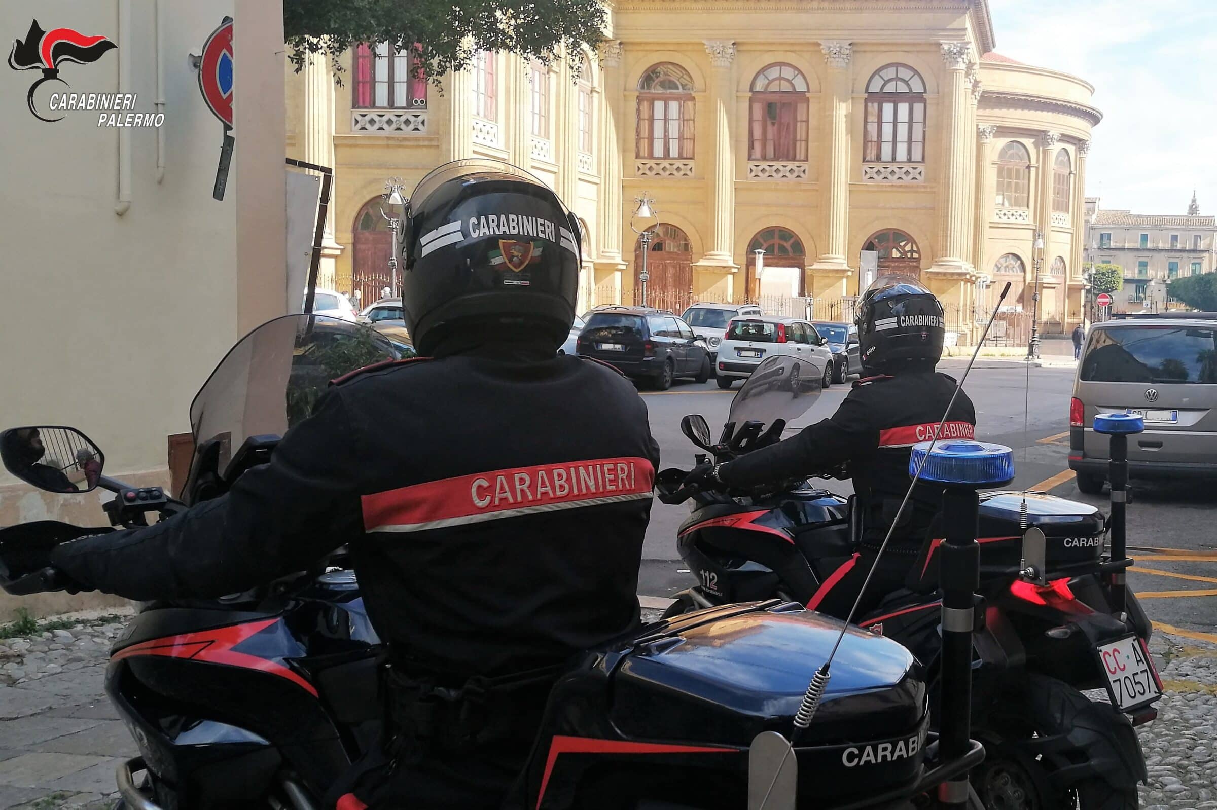 Sedia contro i carabinieri per sfuggire al controllo: in casa oltre 11mila euro e droga