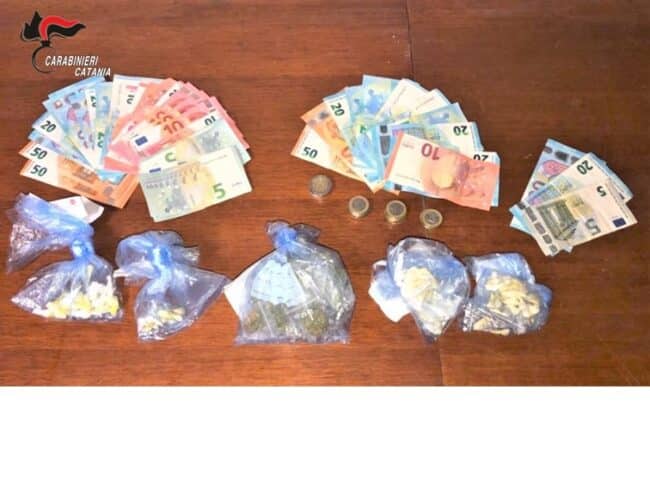 Catania, tentano di fuggire con la droga in mano: 4 spacciatori arrestati, uno è minorenne