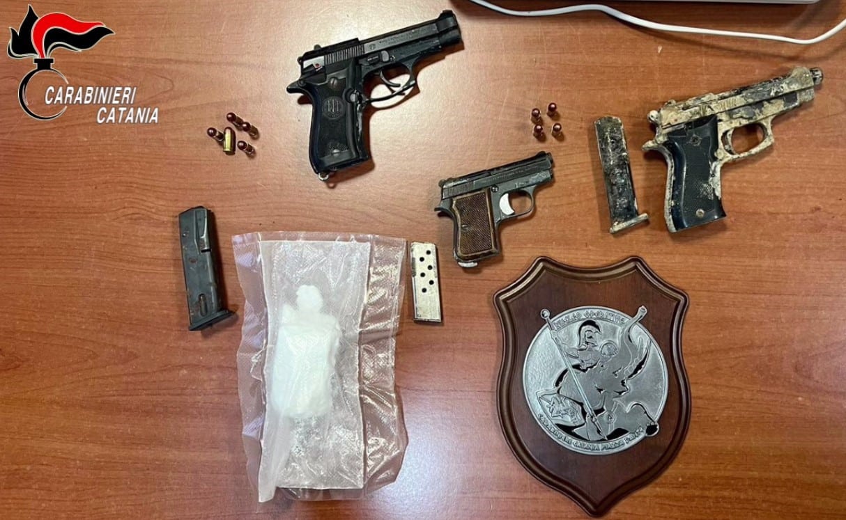Catania, armi e droga al “fresco” e il proprietario pure: arrestato 65enne