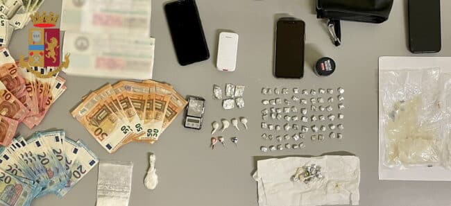 Cocaina tra le mura di una casa abusiva, arrestato proprietario e muratore