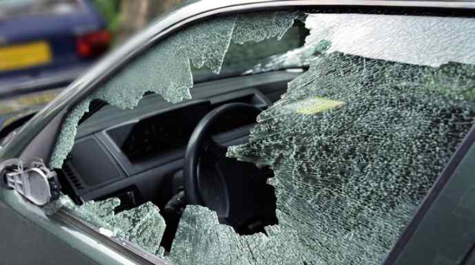 Pneumatici squarciati e finestrini in frantumi, danneggiate 5 auto vicino deposito Amat