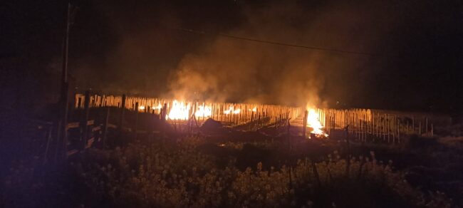 Maxi incendio divora serre agricole di Scoglitti – FOTO e VIDEO