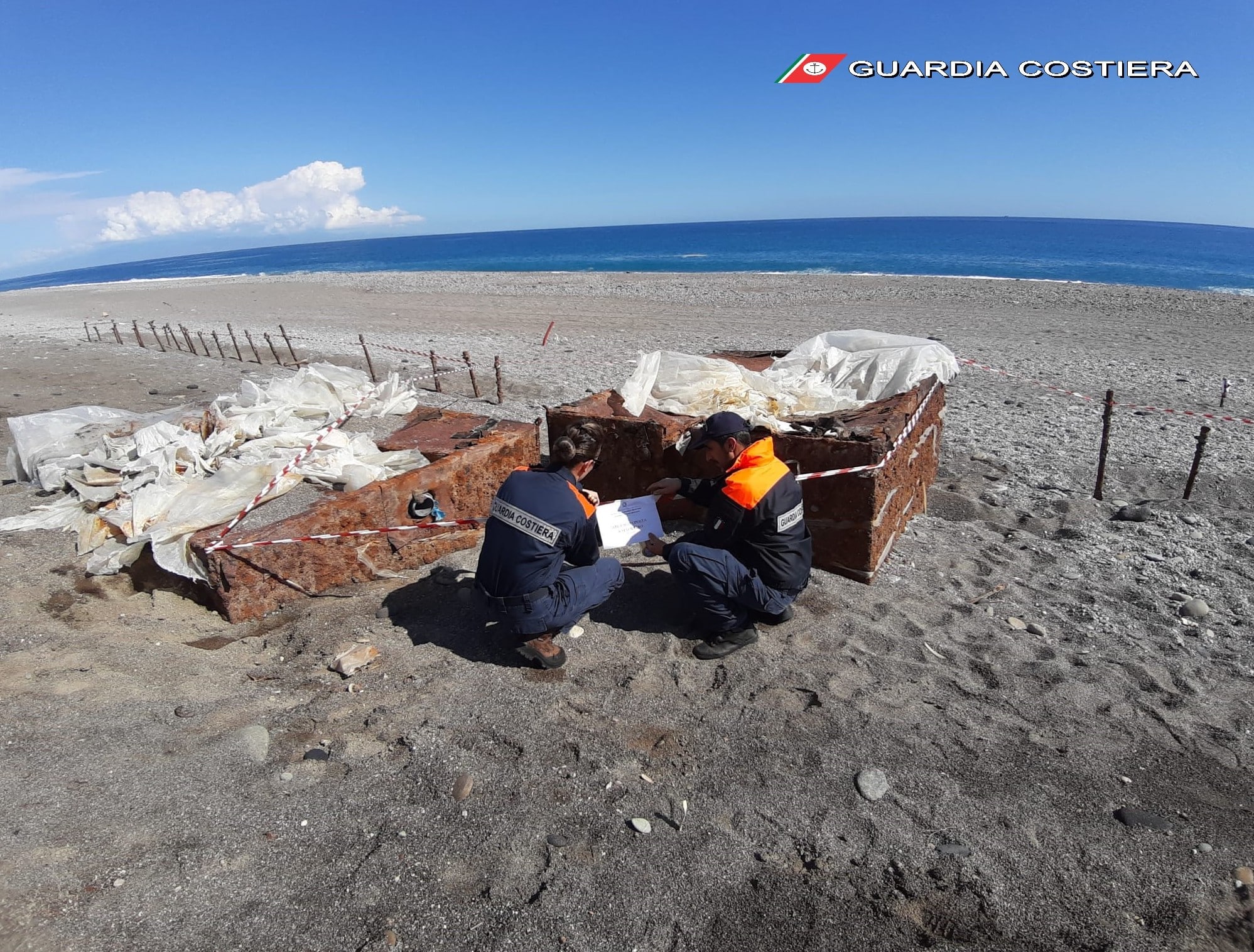 Sequestrata area a Fondachello: scoperti materiali e strutture di uno stabilimento balneare