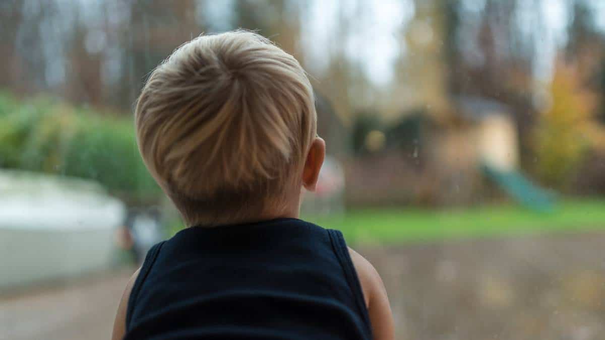 Avvolge il figlio di 2 anni nella plastica per punizione: il video “incubo” di una tiktoker