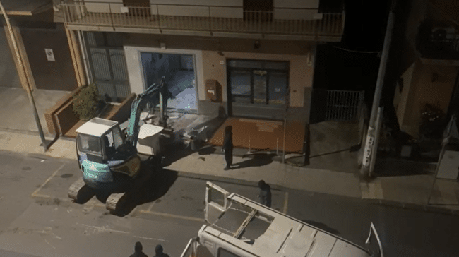 Furto con escavatore a Valverde, il VIDEO del colpo