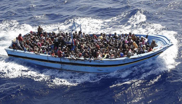 Il mare grosso non ferma le partenze, salvati oltre mille migranti al largo della Sicilia