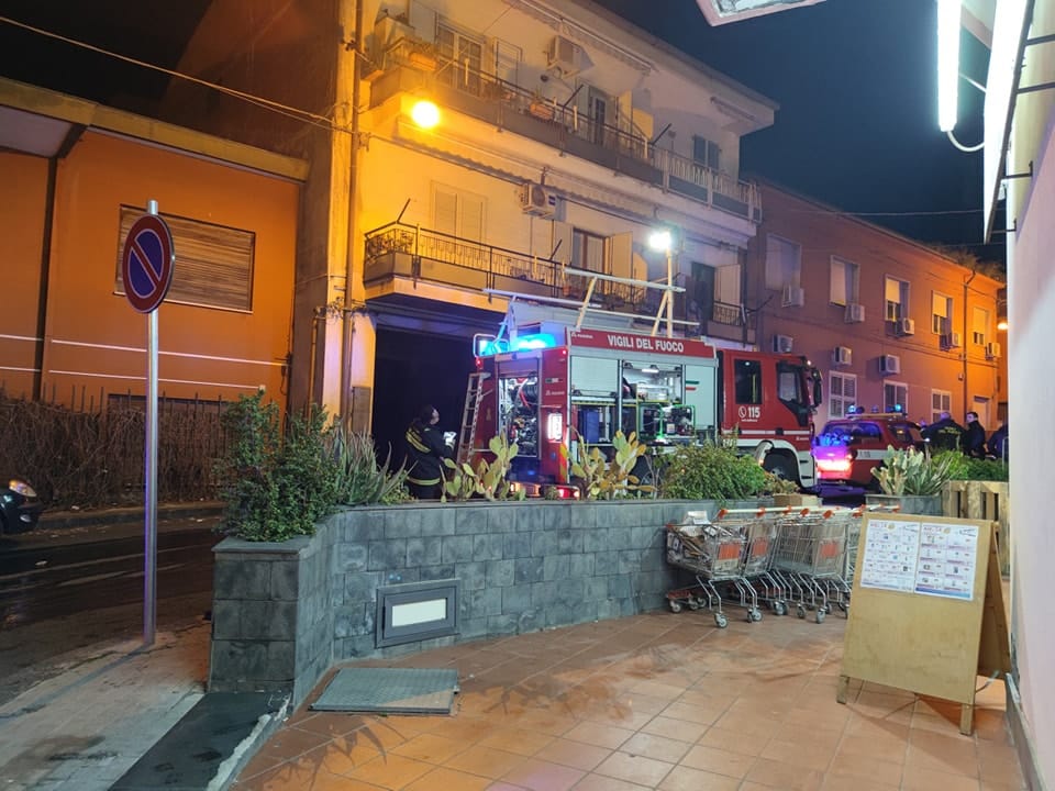 Incendio in un garage del Catanese, 60enne raggiunto dalle fiamme partite dal flex