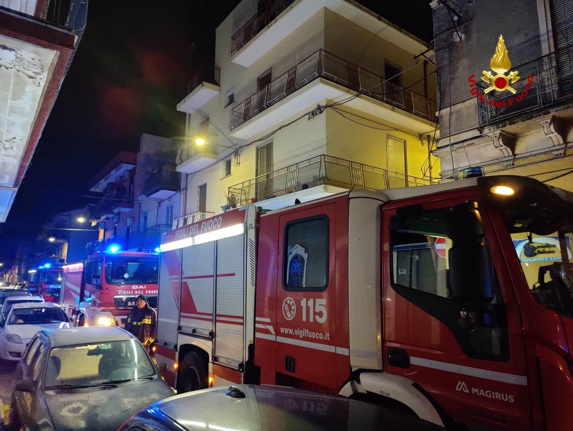 Fiamme distruggono rosticceria nel Palermitano, altri due roghi causano danni e l’evacuazione di alcune famiglie