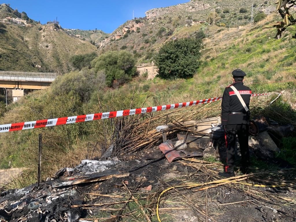 Brucia rifiuti pericolosi in terreno agricolo vicino all’autostrada, denunciato 72enne a Taormina