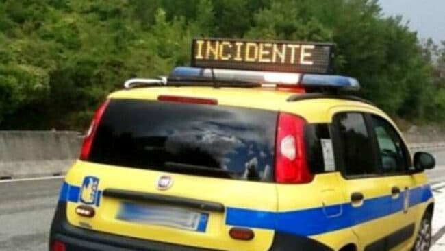 Incidenti a Messina, auto ribaltata e carburante in strada
