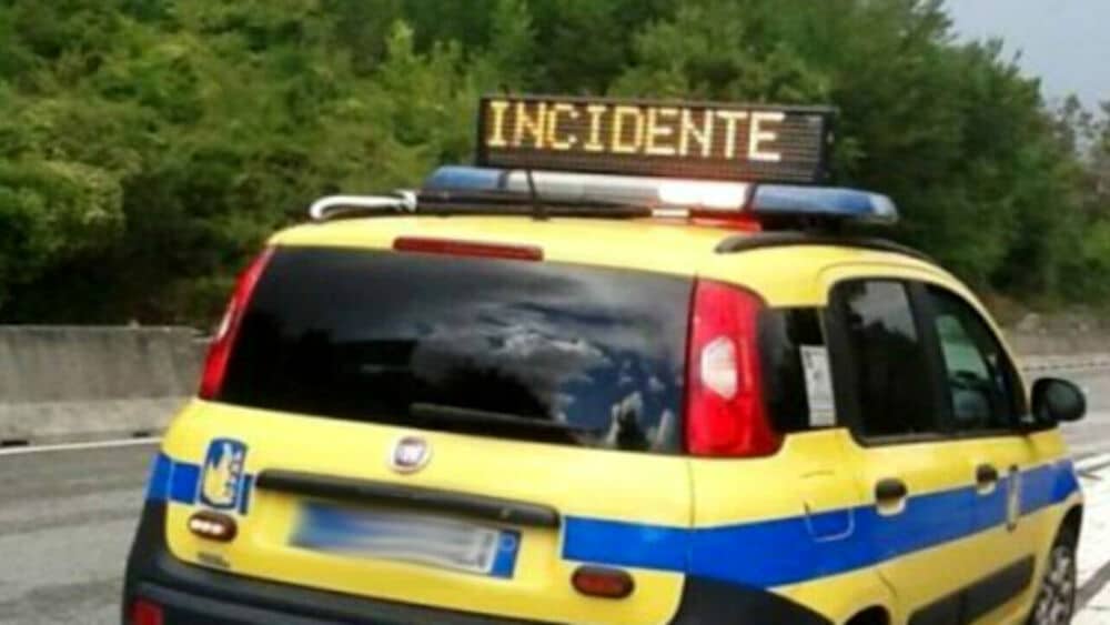Incidente a Palermo, coinvolte tre auto e due moto: grave un 23enne, ferito anche un 15enne