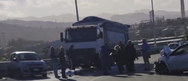 Scontro tra un camion e due auto nel curvone dell’ex stabilimento Fiat, grave un imprenditore