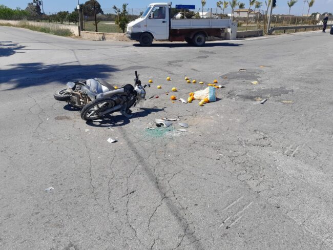 Incidente a Vittoria, centauro in prognosi riservata dopo uno scontro con una Punto