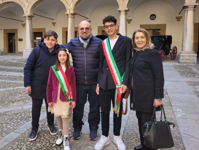 L’I.C La Mela-Mazzini di Adrano presente a Palazzo D’Ercole all’incontro “Deputati per un giorno”