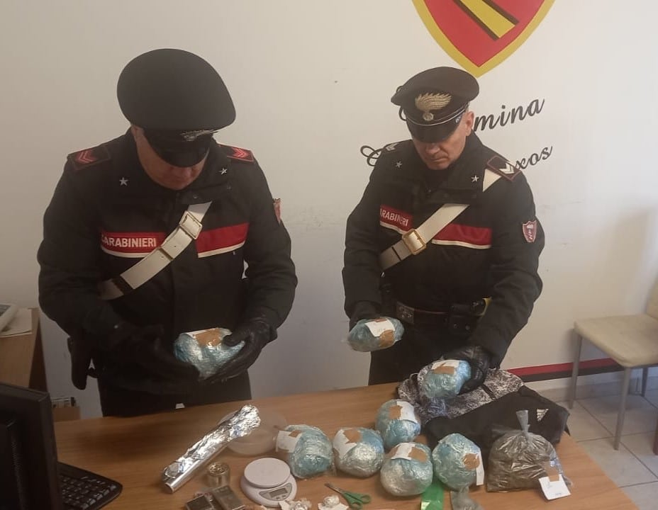 Si spostano di notte per raggiungere casa “market della droga”: 2 arresti, percepivano Reddito di Cittadinanza