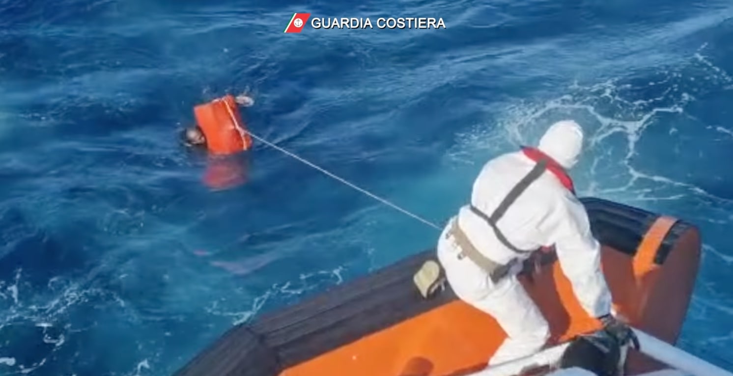 Barchino contro gli scogli a Lampedusa, possibili dipersi: salvataggio in corso
