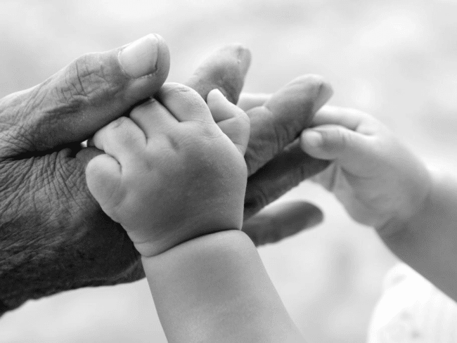 Nonno e nipotina di 9 mesi investiti da un’auto sulle strisce pedonali: entrambi in ospedale
