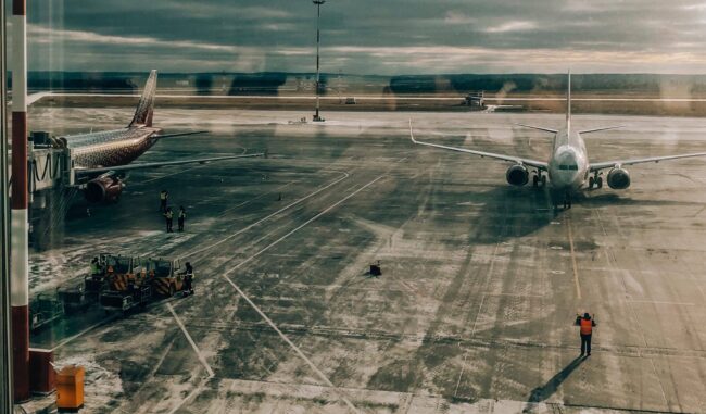 Passeggero si sente male sul volo Venezia-Palermo, aereo fa sosta a Napoli