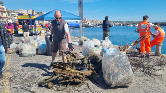 Acitrezza: ripulito il porto, i basalti colonnari e i fondali – Le FOTO
