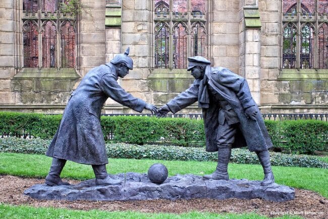 INTERVALLO SUL FRONTE OCCIDENTALE: QUANDO UN PALLONE FERMÒ LA GRANDE GUERRA