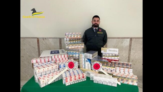 Ai domiciliari vendeva sigarette di contrabbando: sequestrati oltre 30 kili