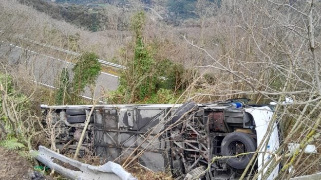 Incidente sulla Sinagra-Limari, pullman turistico in una scarpata: ci sono feriti